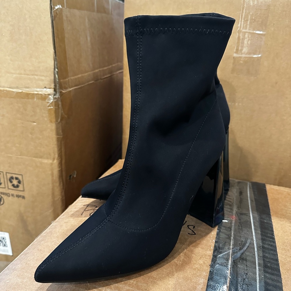Sleek Black Ankle Boots with Chunky Block Heel